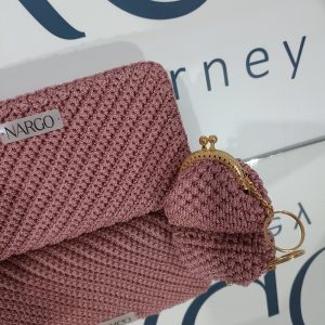 Σετ δώρου πλεκτό πορτοφόλι και μπρελόκ προτοφολάκι σε ροζ σάπιο μήλο απόχρωση!