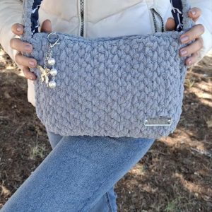Χειροποίητη πλεκτή τσάντα ώμου βελουτέ σε γκρι-μπλε απόχρωση