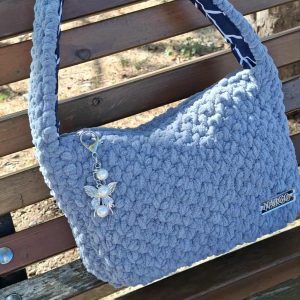 Χειροποίητη πλεκτή τσάντα ώμου βελουτέ σε γκρι-μπλε απόχρωση