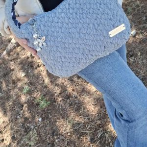 Χειροποίητη πλεκτή τσάντα ώμου βελουτέ σε γκρι-μπλε απόχρωση