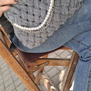 Τσάντα puffy σε γκρι σκούρο με σταυρωτή πλέξη