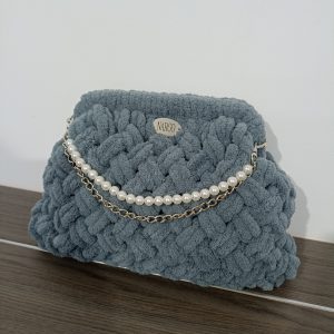 Χειροποίητη τσάντα puffy σε γκρι σκούρο με σταυρωτή πλέξη