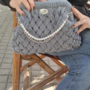 Τσάντα puffy σε γκρι σκούρο με σταυρωτή πλέξη