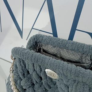 Χειροποίητη τσάντα puffy σε γκρι σκούρο με σταυρωτή πλέξη