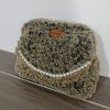 Πλεκτή γούνινη τσάντα clutch σε μπεζ με μαύρο.