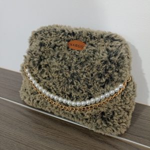 Πλεκτή γούνινη τσάντα clutch σε μπεζ με μαύρο.