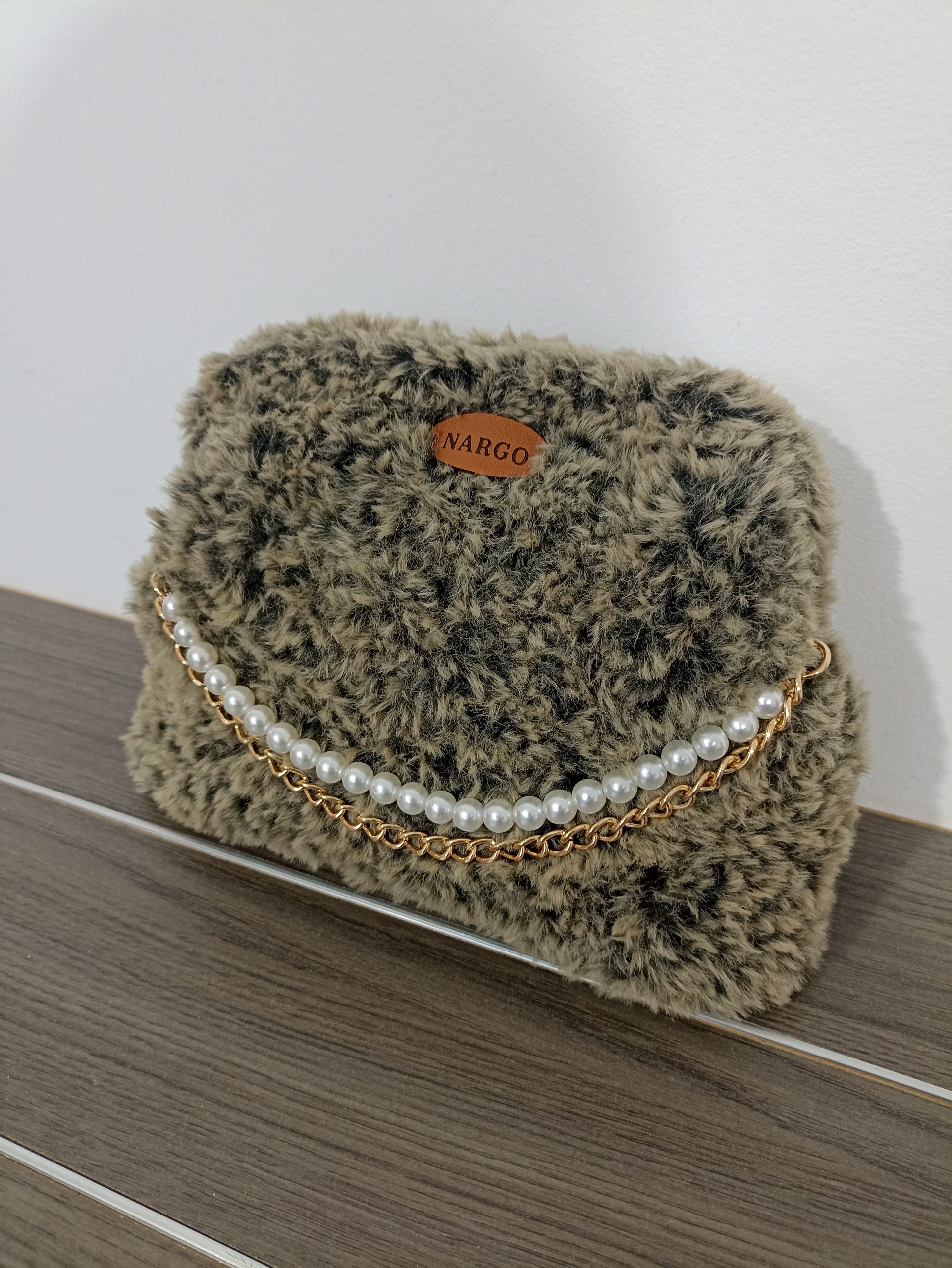 Πλεκτή γούνινη τσάντα clutch σε μπεζ με μαύρο.