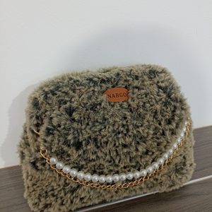 Πλεκτή γούνινη τσάντα clutch σε μπεζ με μαύρο.