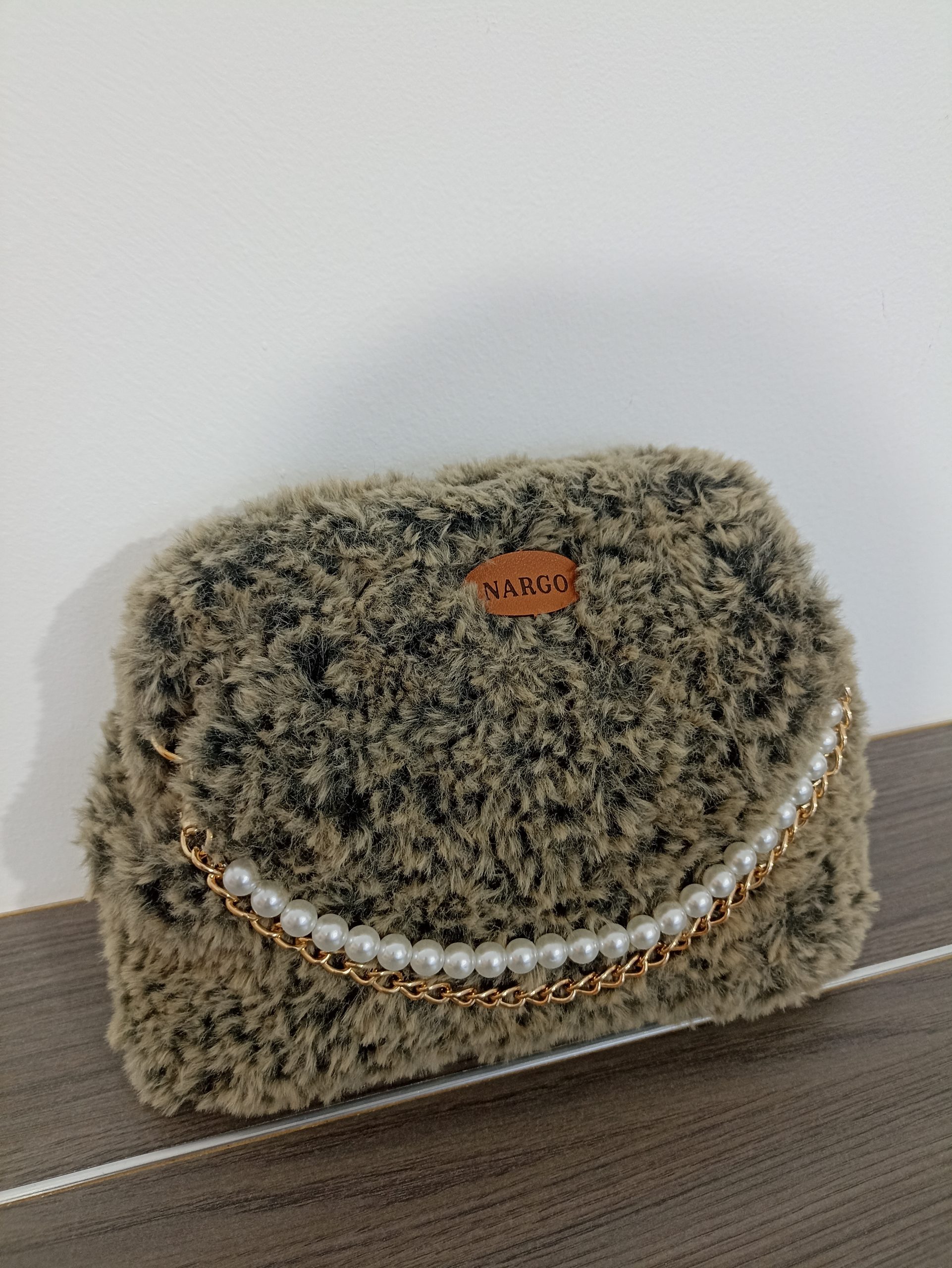 Πλεκτή γούνινη τσάντα clutch σε μπεζ με μαύρο.