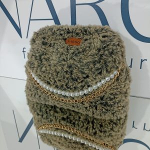 Πλεκτή γούνινη τσάντα clutch σε μπεζ με μαύρο