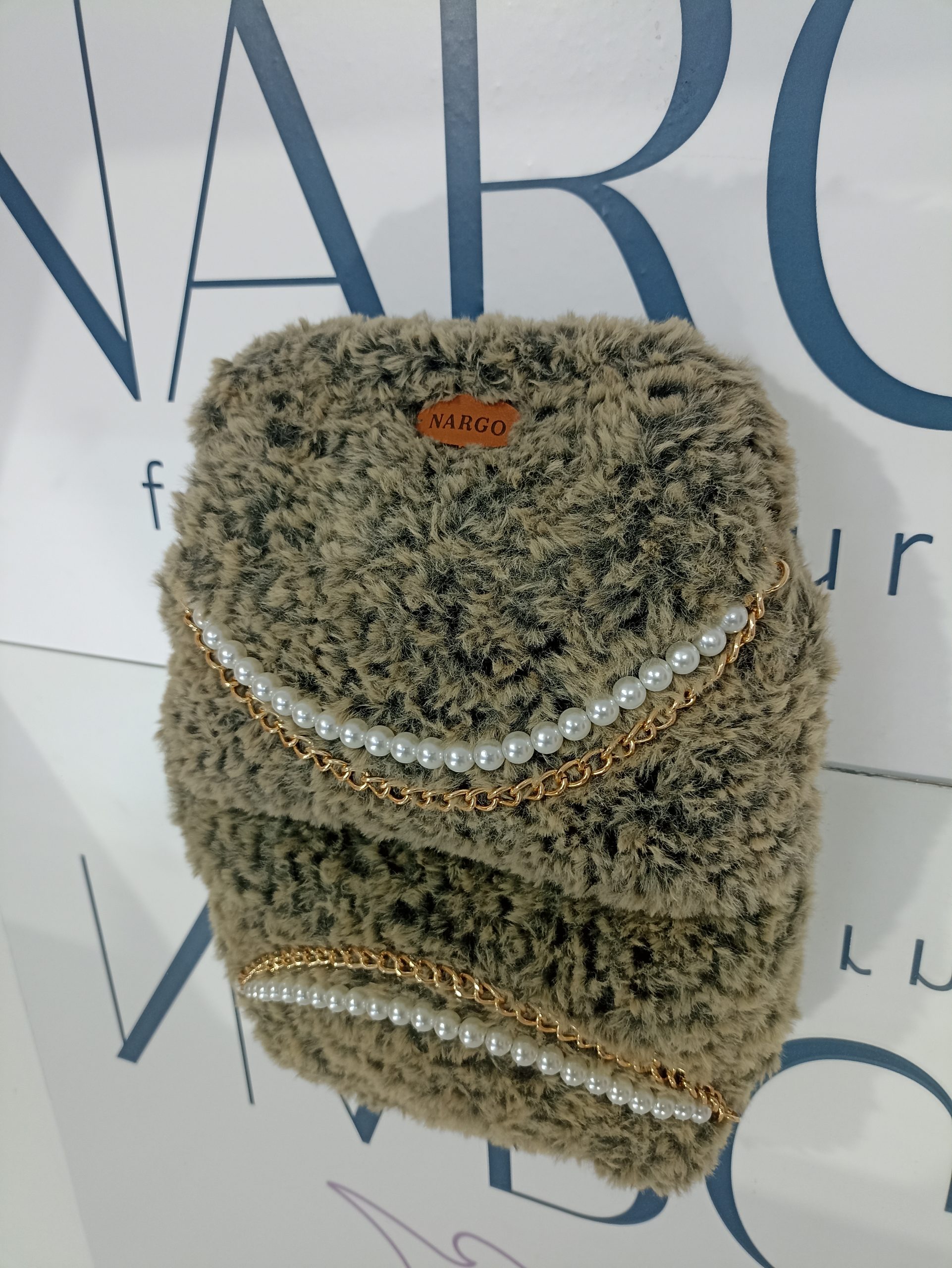 Πλεκτή γούνινη τσάντα clutch σε μπεζ με μαύρο