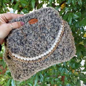 Πλεκτή γούνινη τσάντα clutch σε μπεζ με μαύρο.