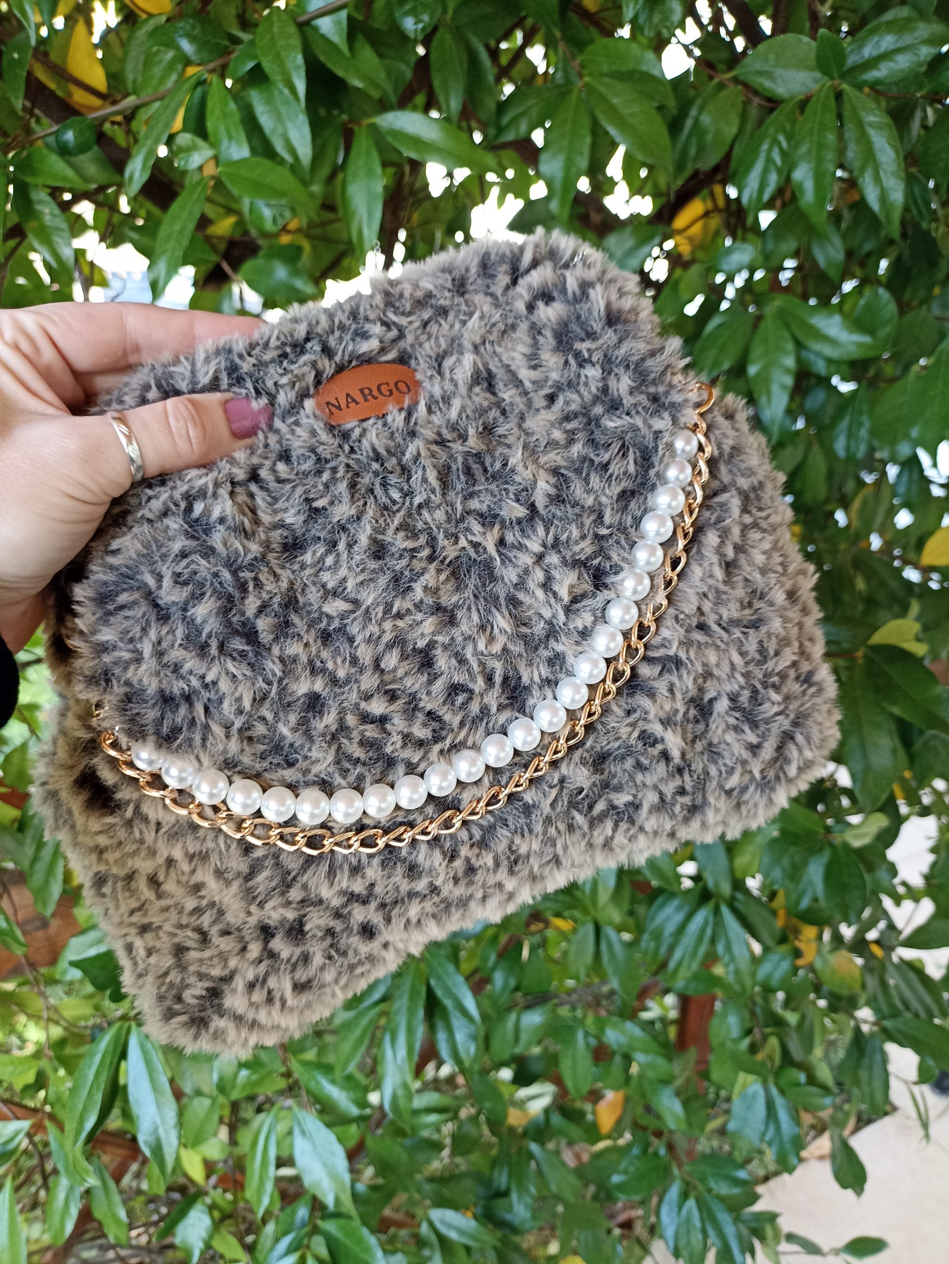 Πλεκτή γούνινη τσάντα clutch σε μπεζ με μαύρο.