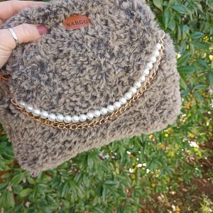 Πλεκτή γούνινη τσάντα clutch σε μπεζ με μαύρο.