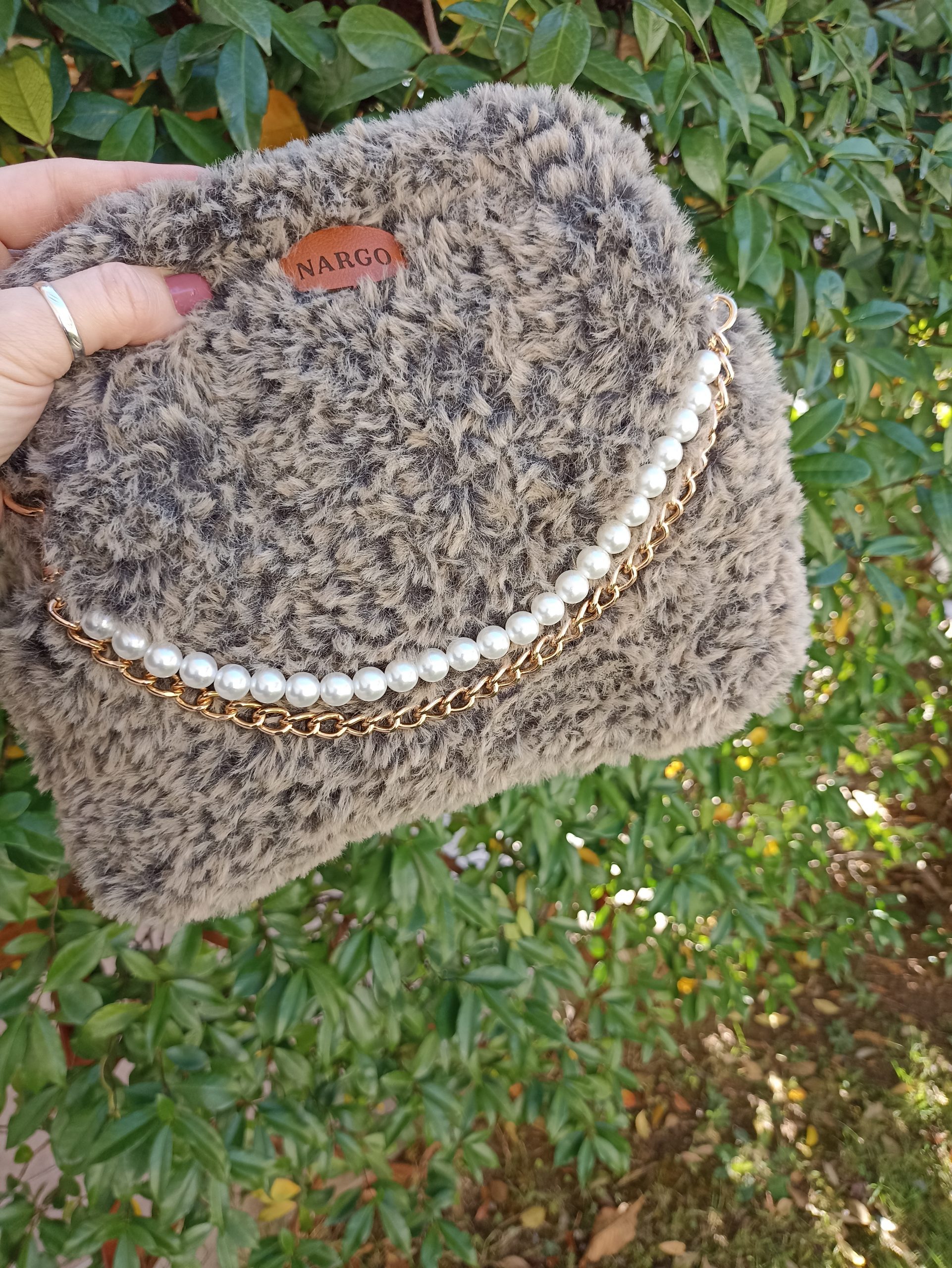 Πλεκτή γούνινη τσάντα clutch σε μπεζ με μαύρο.