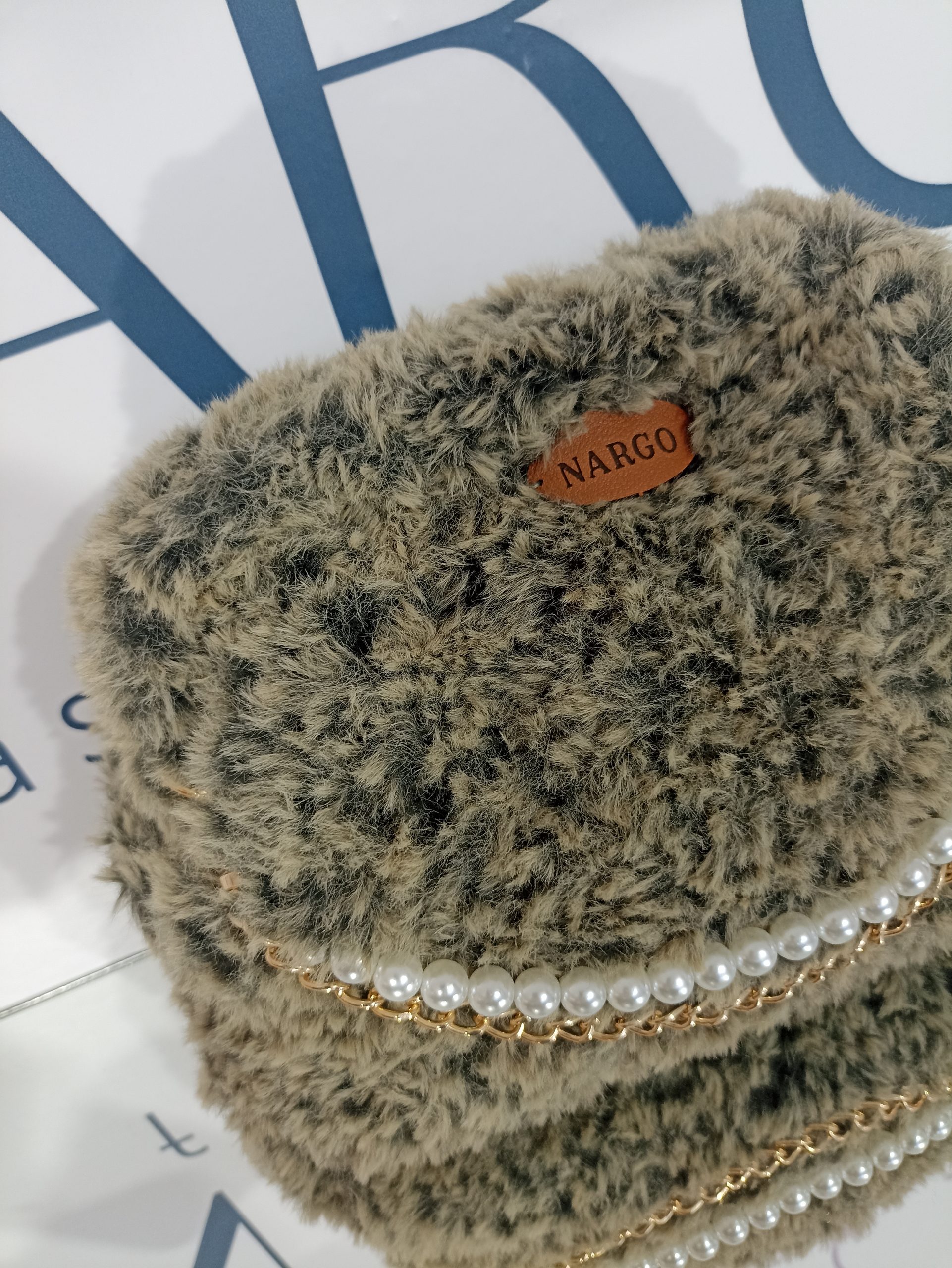 Πλεκτή γούνινη τσάντα clutch - Μπεζ με μαύρο - Image 5