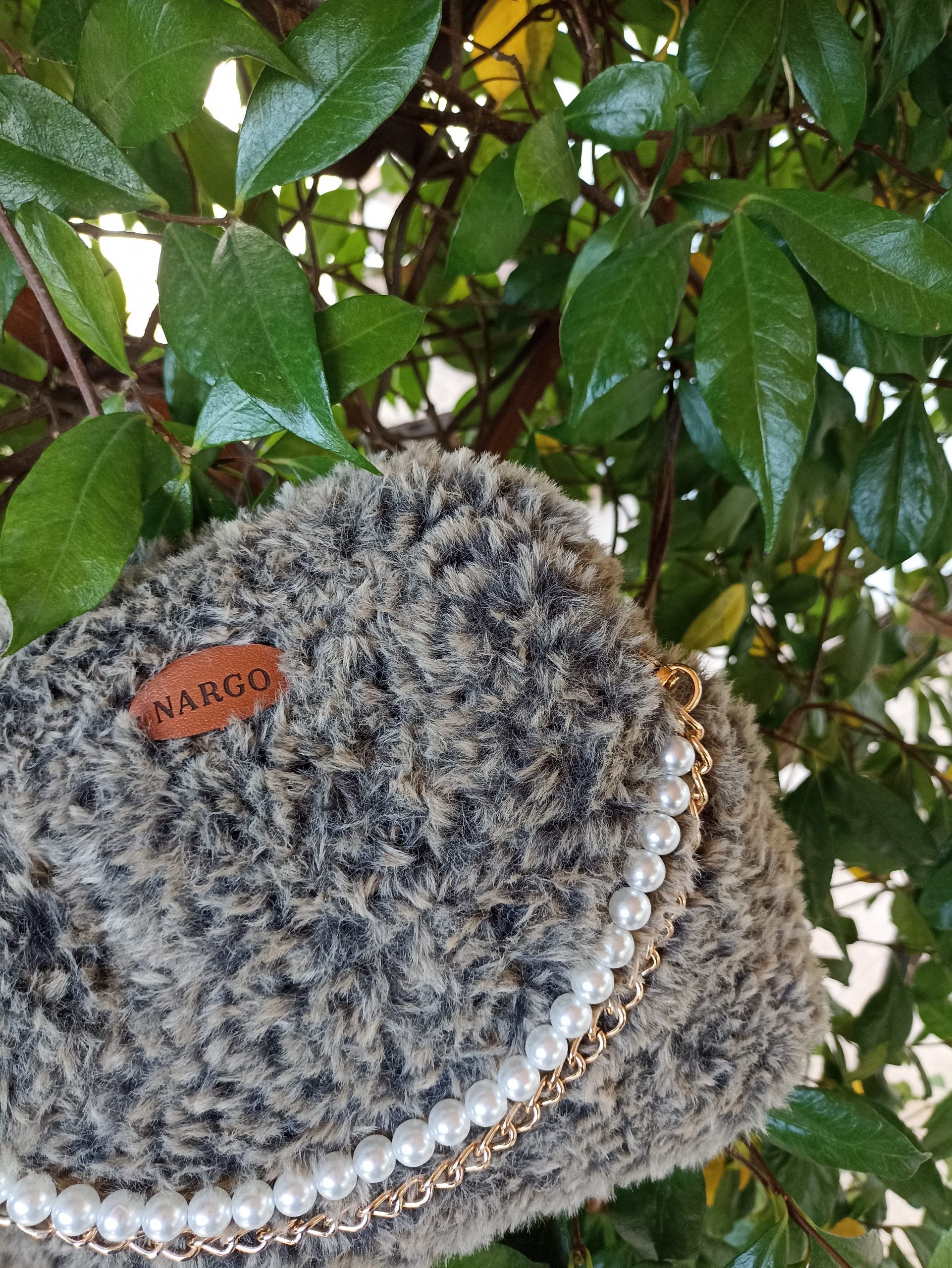 Πλεκτή γούνινη τσάντα clutch - Μπεζ με μαύρο - Image 7