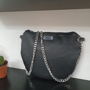 Χειροποίητο μαύρο τσαντάκι χιαστί με αλυσίδα