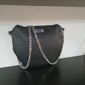 Χειροποίητο μαύρο τσαντάκι χιαστί με αλυσίδα