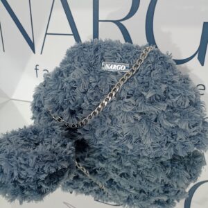 Γούνινη τσάντα puffy σε μπλε απόχρωση και γούνινο scrunchie (λαστιχάκι μαλλιών)!