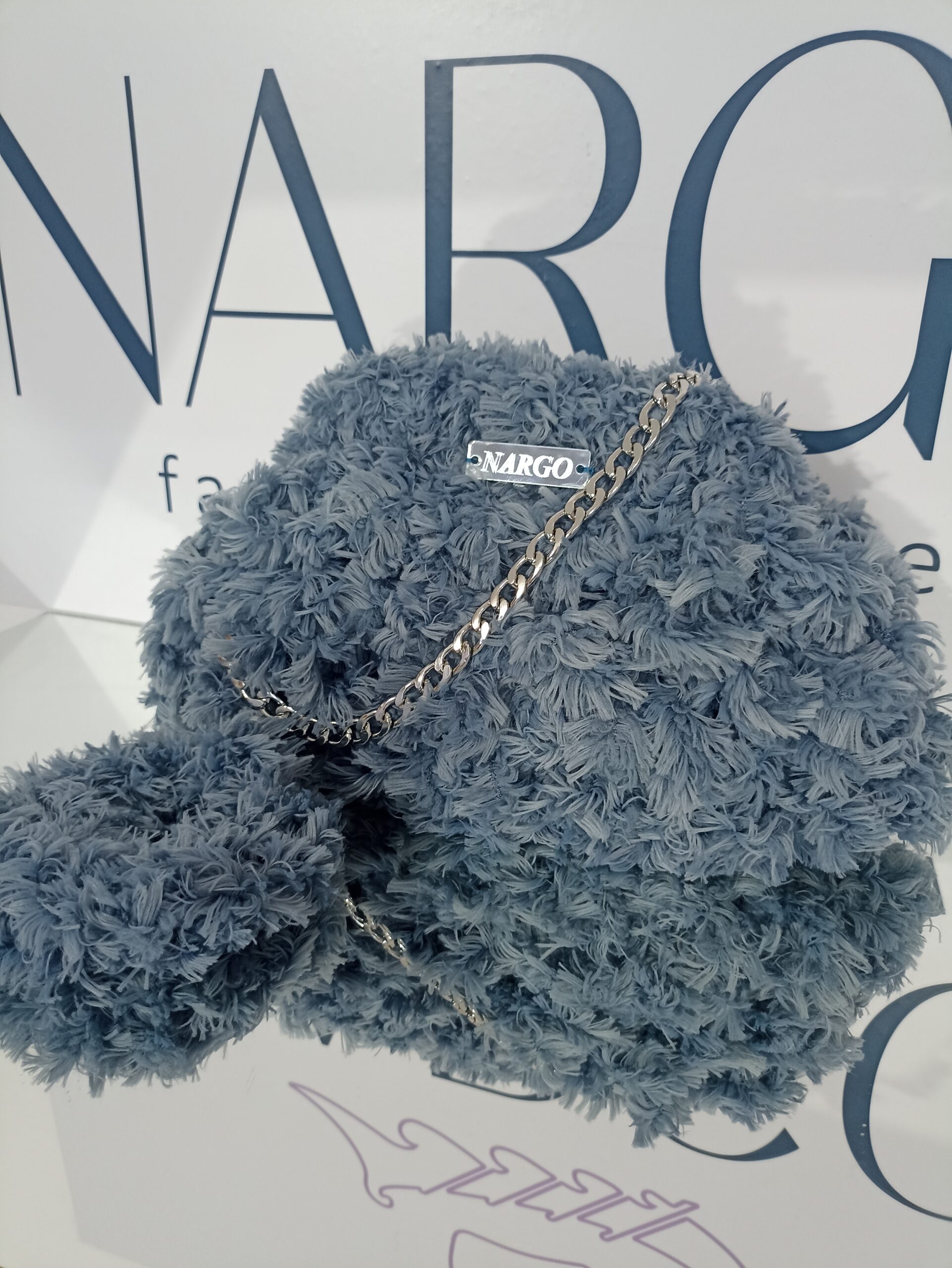 Γούνινη τσάντα puffy σε μπλε απόχρωση και γούνινο scrunchie (λαστιχάκι μαλλιών)!