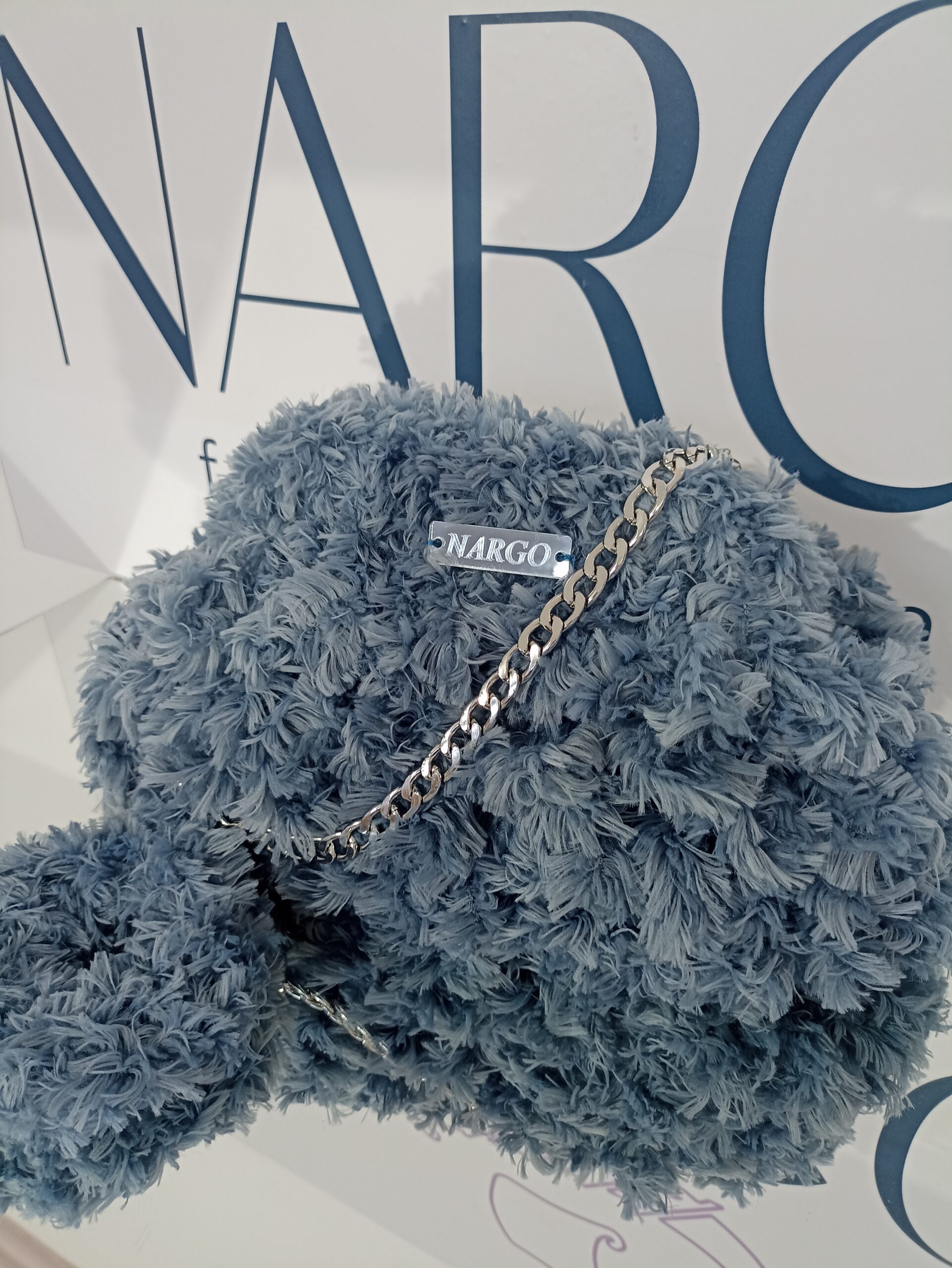 Γούνινη τσάντα puffy σε μπλε απόχρωση και γούνινο scrunchie (λαστιχάκι μαλλιών)!