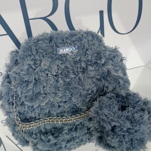 Γούνινη τσάντα puffy σε μπλε απόχρωση και γούνινο scrunchie (λαστιχάκι μαλλιών)!