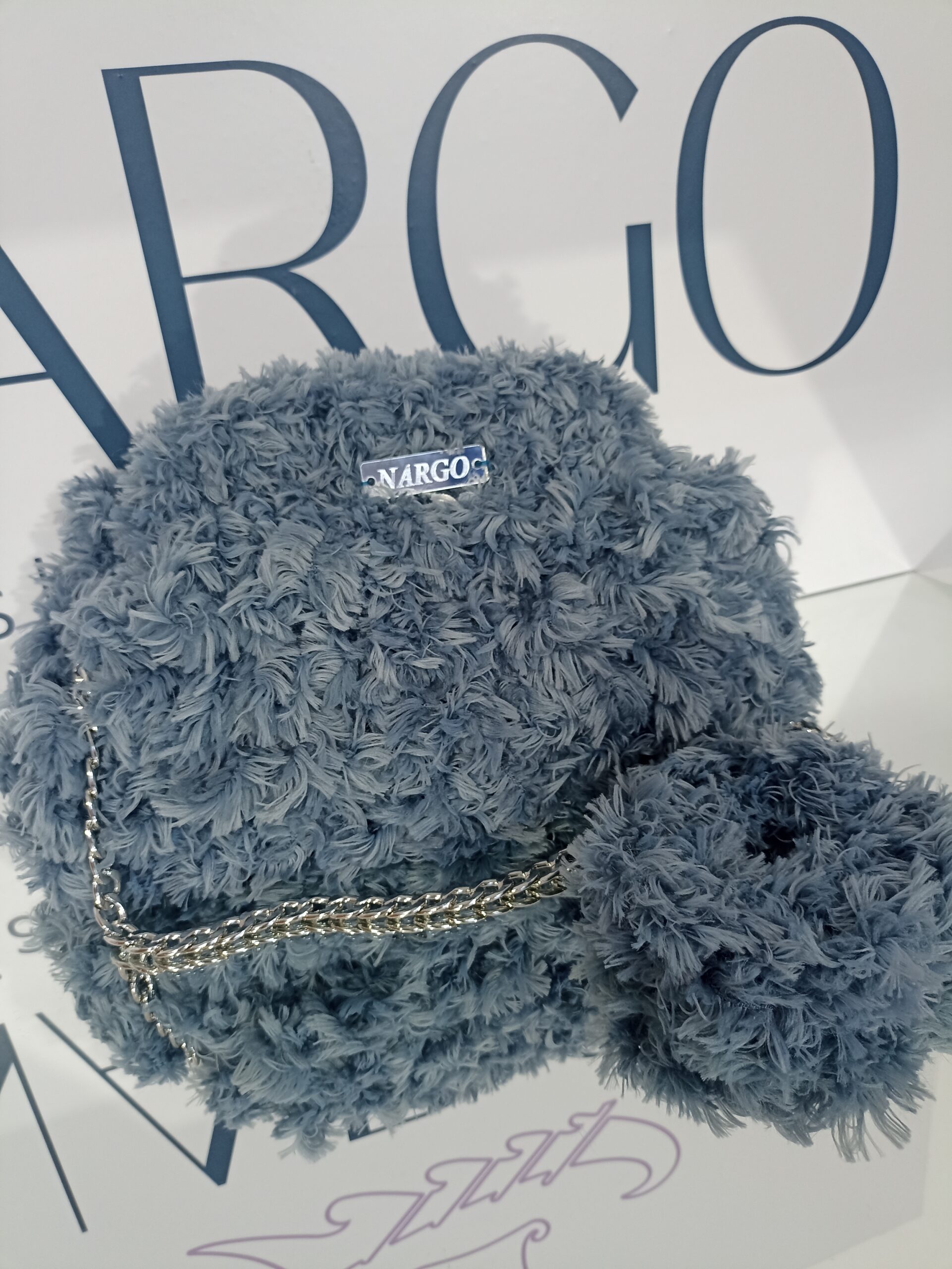 Γούνινη τσάντα puffy σε μπλε απόχρωση και γούνινο scrunchie (λαστιχάκι μαλλιών)!