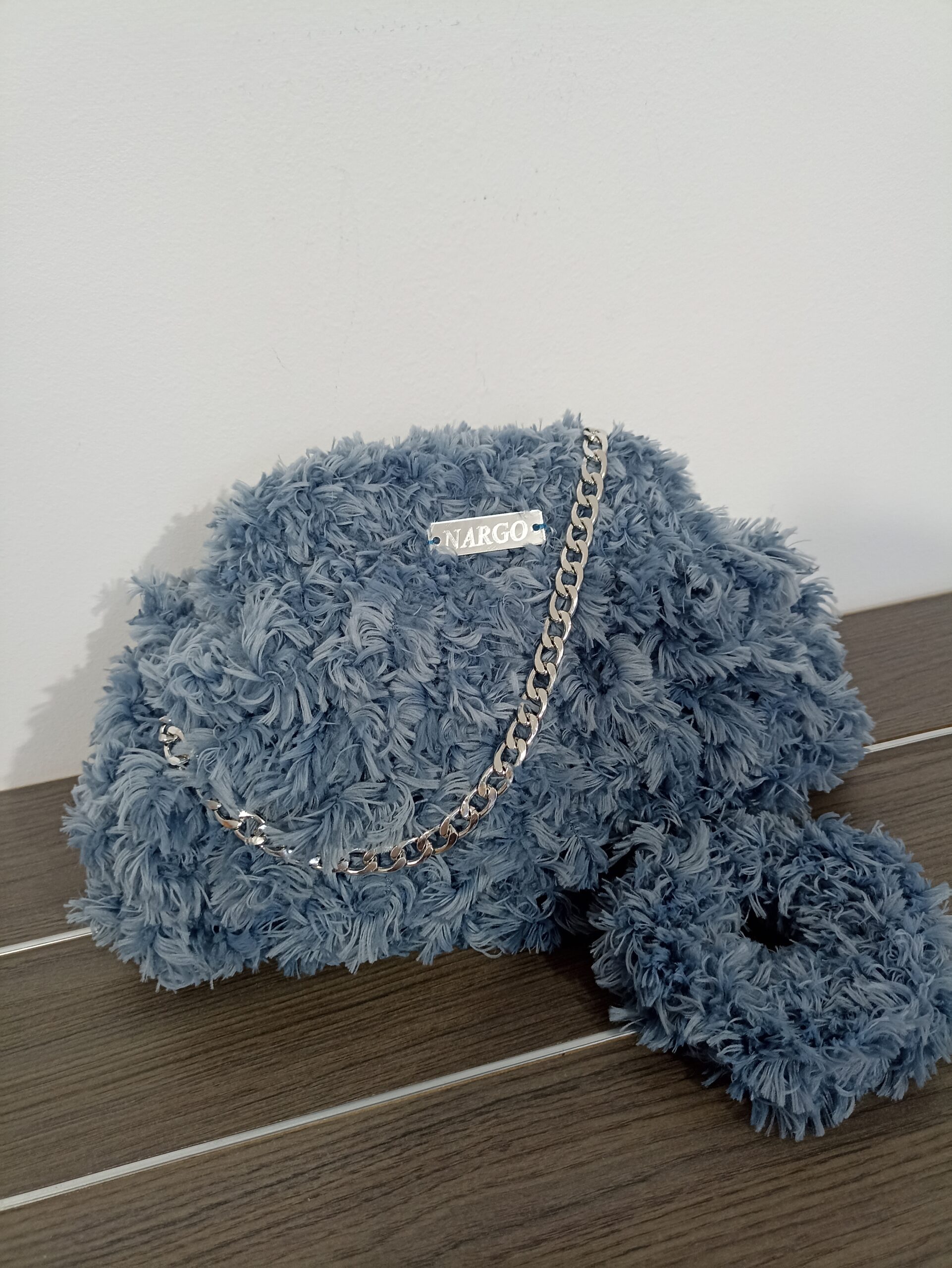 Γούνινη τσάντα puffy σε μπλε απόχρωση και γούνινο scrunchie (λαστιχάκι μαλλιών)!