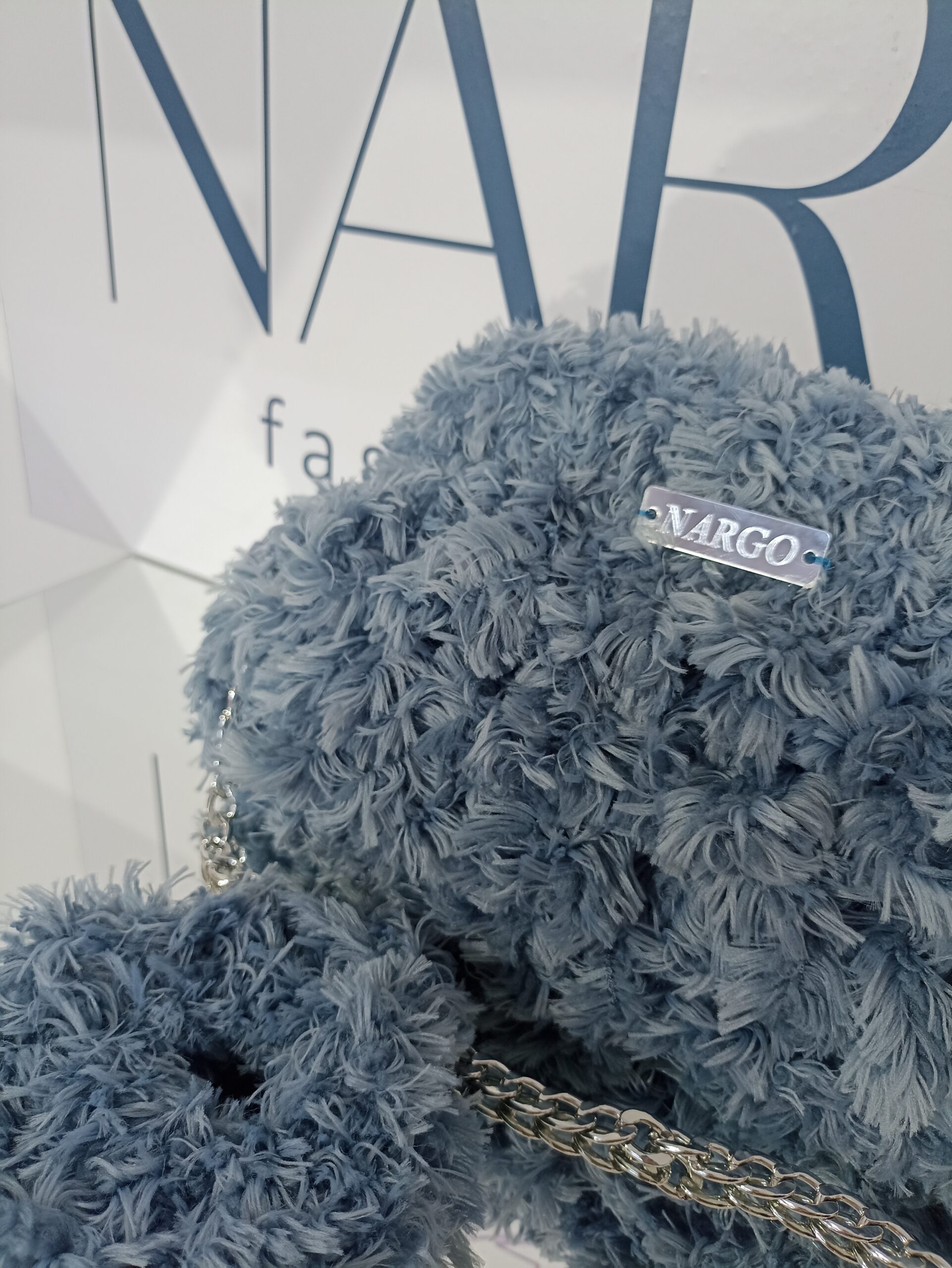 Πλεκτή γούνινη τσάντα puffy και γούνινο λαστιχάκι μαλλιών (scrunchie) - Image 4