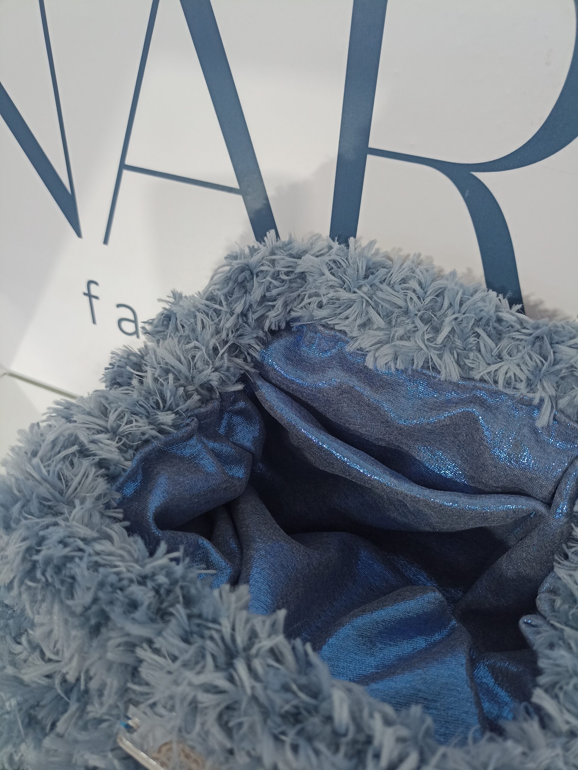 Πλεκτή γούνινη τσάντα puffy και γούνινο λαστιχάκι μαλλιών (scrunchie) - Image 3