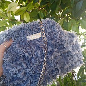 Alternative view of Πλεκτή γούνινη τσάντα puffy και γούνινο λαστιχάκι μαλλιών (scrunchie)