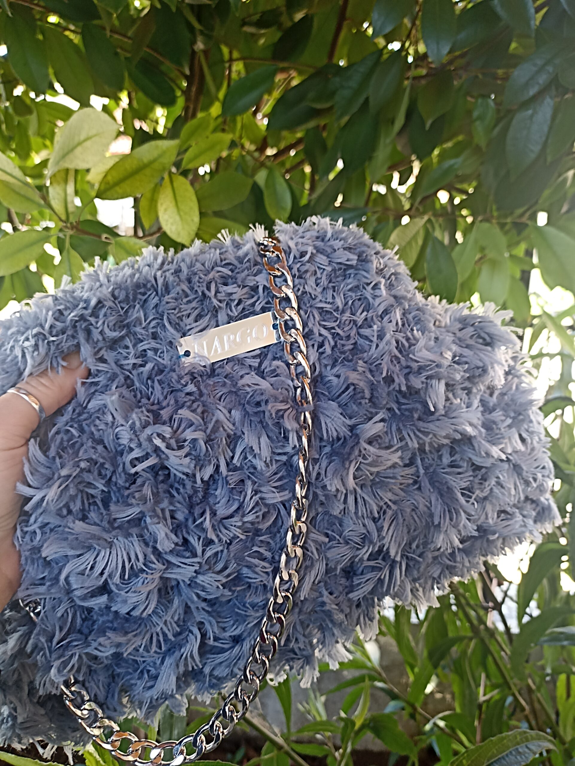 Πλεκτή γούνινη τσάντα puffy και γούνινο λαστιχάκι μαλλιών (scrunchie) - Image 2