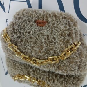 Χειροποίητη πλεκτή γούνινη τσάντα clutch σε μπεζ με εκρού