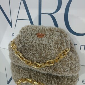 Χειροποίητη πλεκτή γούνινη τσάντα clutch σε μπεζ με εκρού