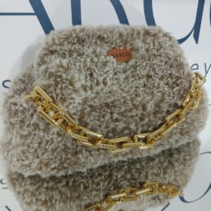 Χειροποίητη πλεκτή γούνινη τσάντα clutch σε μπεζ με εκρού