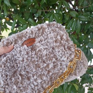 Χειροποίητη πλεκτή γούνινη τσάντα clutch σε μπεζ με εκρού