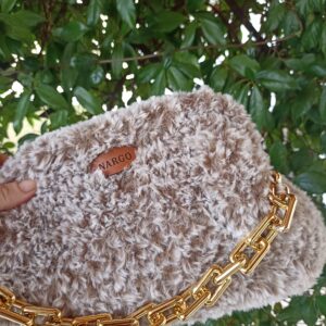 Χειροποίητη πλεκτή γούνινη τσάντα clutch σε μπεζ με εκρού