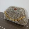 Χειροποίητη πλεκτή γούνινη τσάντα clutch σε μπεζ με εκρού
