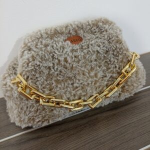 Χειροποίητη πλεκτή γούνινη τσάντα clutch σε μπεζ με εκρού