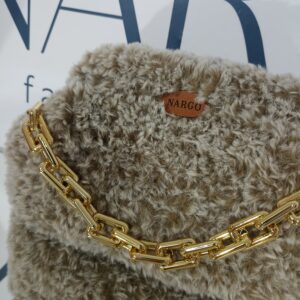 Χειροποίητη πλεκτή γούνινη τσάντα clutch σε μπεζ με εκρού