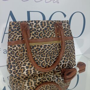 Γυναικεία λεοπάρ τσάντα ώμου σε υπέροχες καφέ, μπεζ και μαύρες αποχρώσεις.