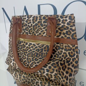 Γυναικεία λεοπάρ τσάντα ώμου σε υπέροχες καφέ, μπεζ και μαύρες αποχρώσεις.