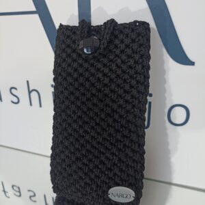 Χειροποίητη πλεκτή θήκη κινητού σε μαύρο χρώμα.