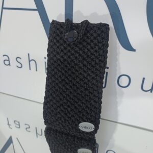 Χειροποίητη πλεκτή θήκη κινητού σε μαύρο χρώμα.