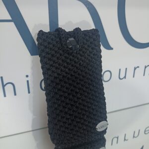 Χειροποίητη πλεκτή θήκη κινητού σε μαύρο χρώμα.
