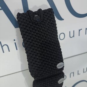 Χειροποίητη πλεκτή θήκη κινητού σε μαύρο χρώμα.