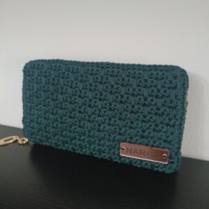 Χειροποίητο πλεκτό μεγάλο πορτοφόλι με μονό φερμουάρ σε πράσινο κυπαρισσί.