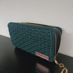 Χειροποίητο πλεκτό μεγάλο πορτοφόλι με μονό φερμουάρ σε πράσινο κυπαρισσί.