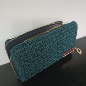 Χειροποίητο πλεκτό μεγάλο πορτοφόλι με μονό φερμουάρ σε πράσινο κυπαρισσί.